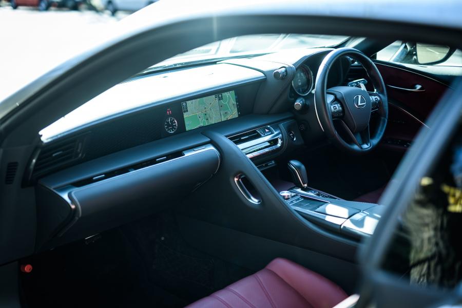 Интерьер Lexus LC500h 2017 года  (JP) (фото 18 из 30)
